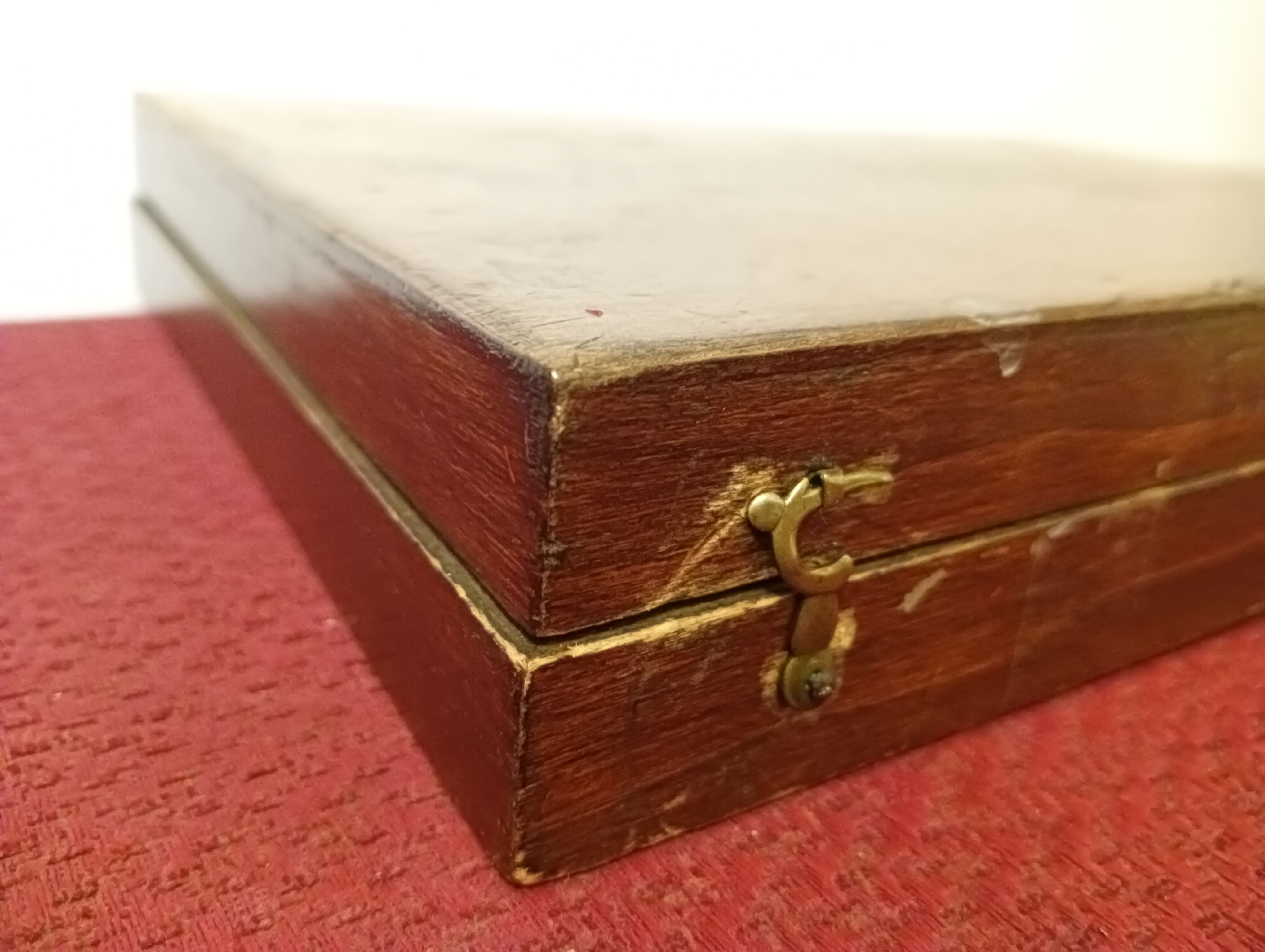 Old mahogany game box with bone tokens, XIXth century