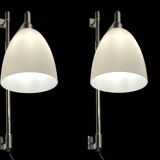 Paire d'appliques chromées et verre opalin