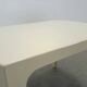 Table de jardin en plastique vintage cassé blanc.