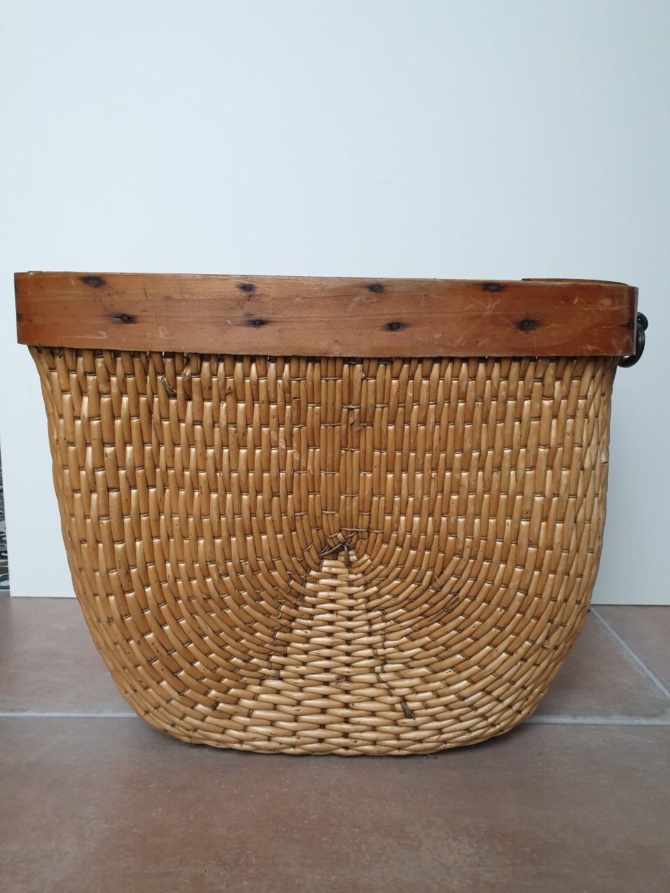 Wood and wicker pan