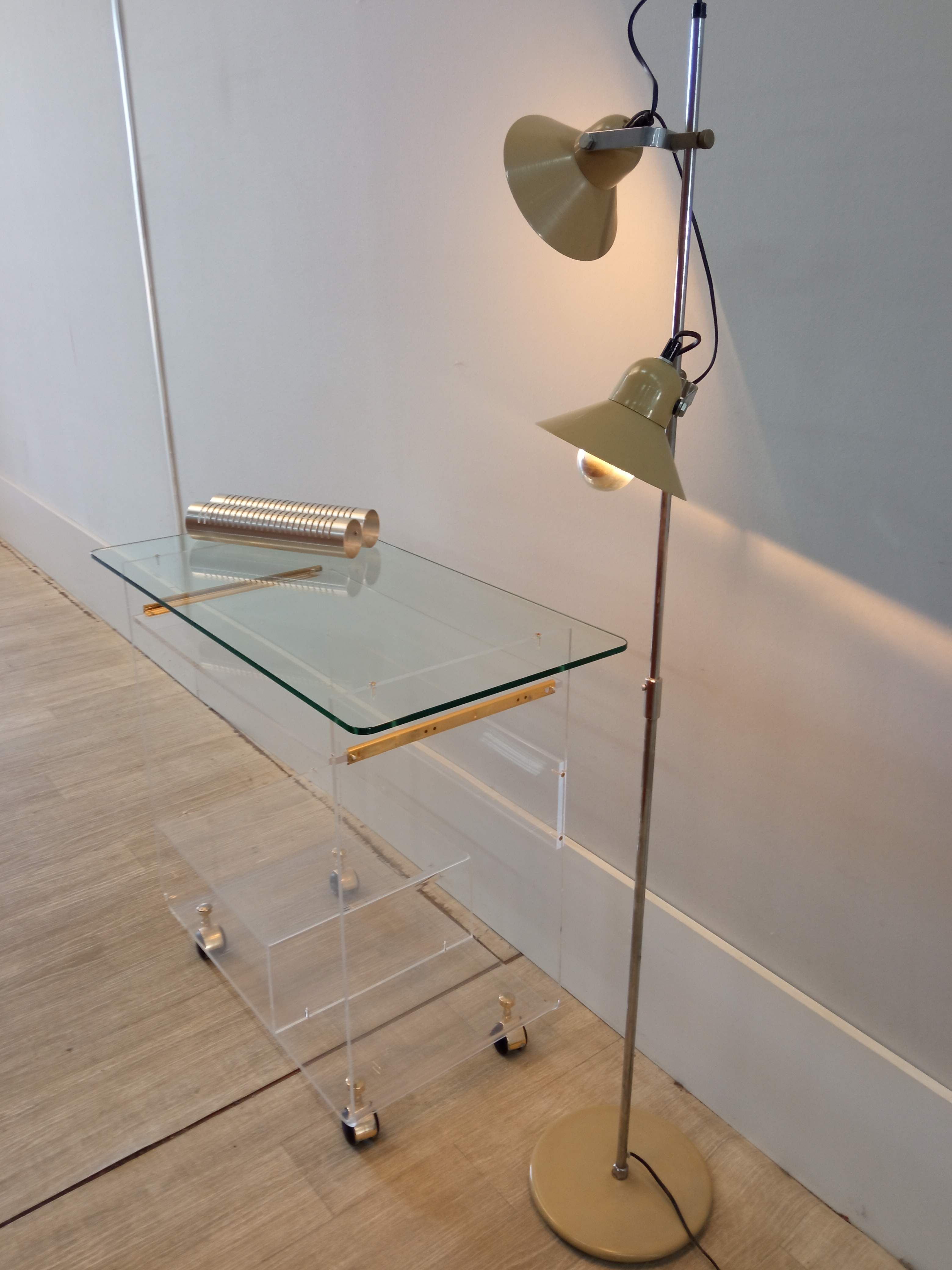 Bureau informatique en plexiglas David Lange