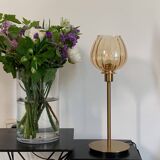 Lampe à poser réalisée avec le globe d'une suspension ancienne en verre strié et doré