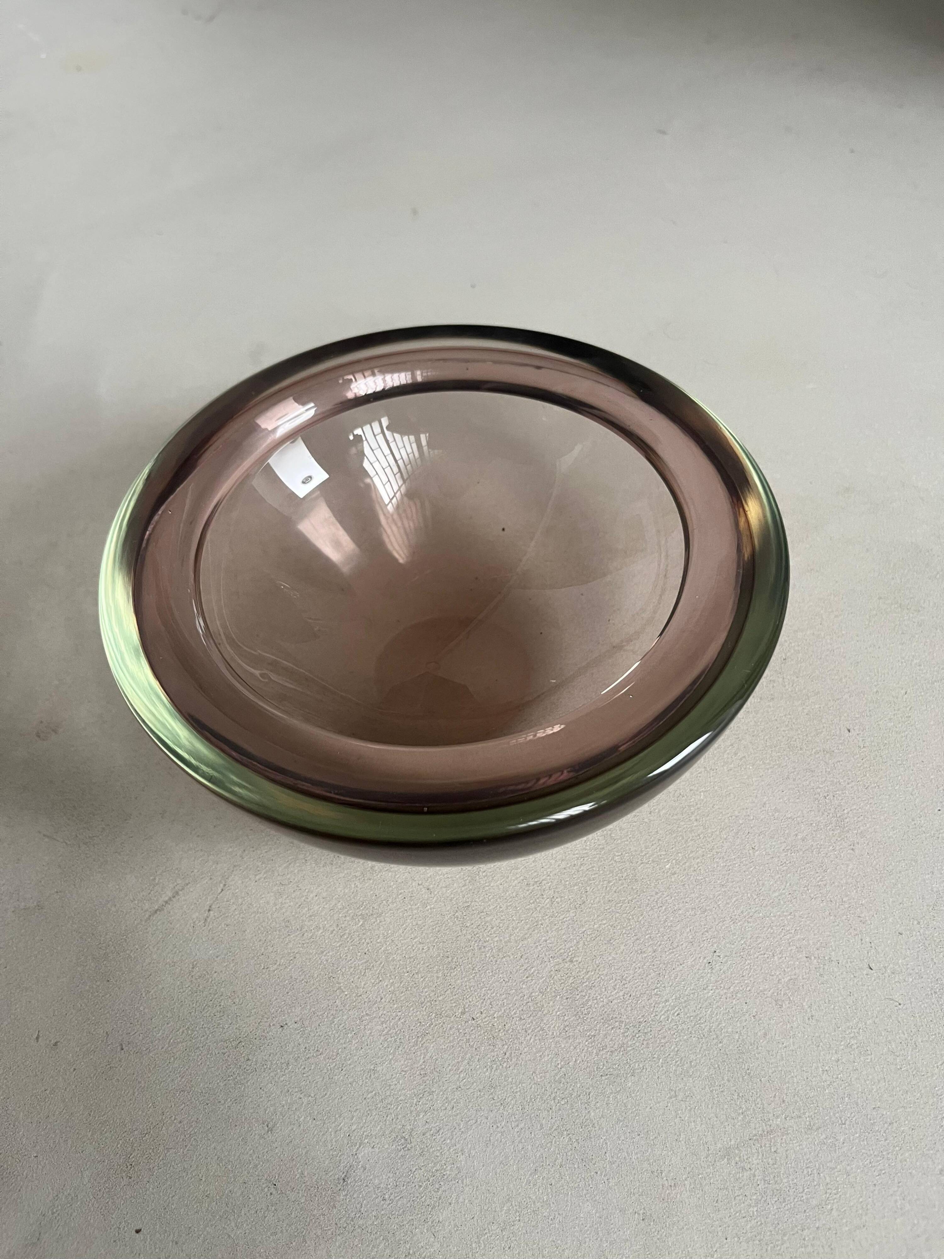 Bol en verre de Murano vintage, accent de table basse, bibliothèque, couleur violet clair.