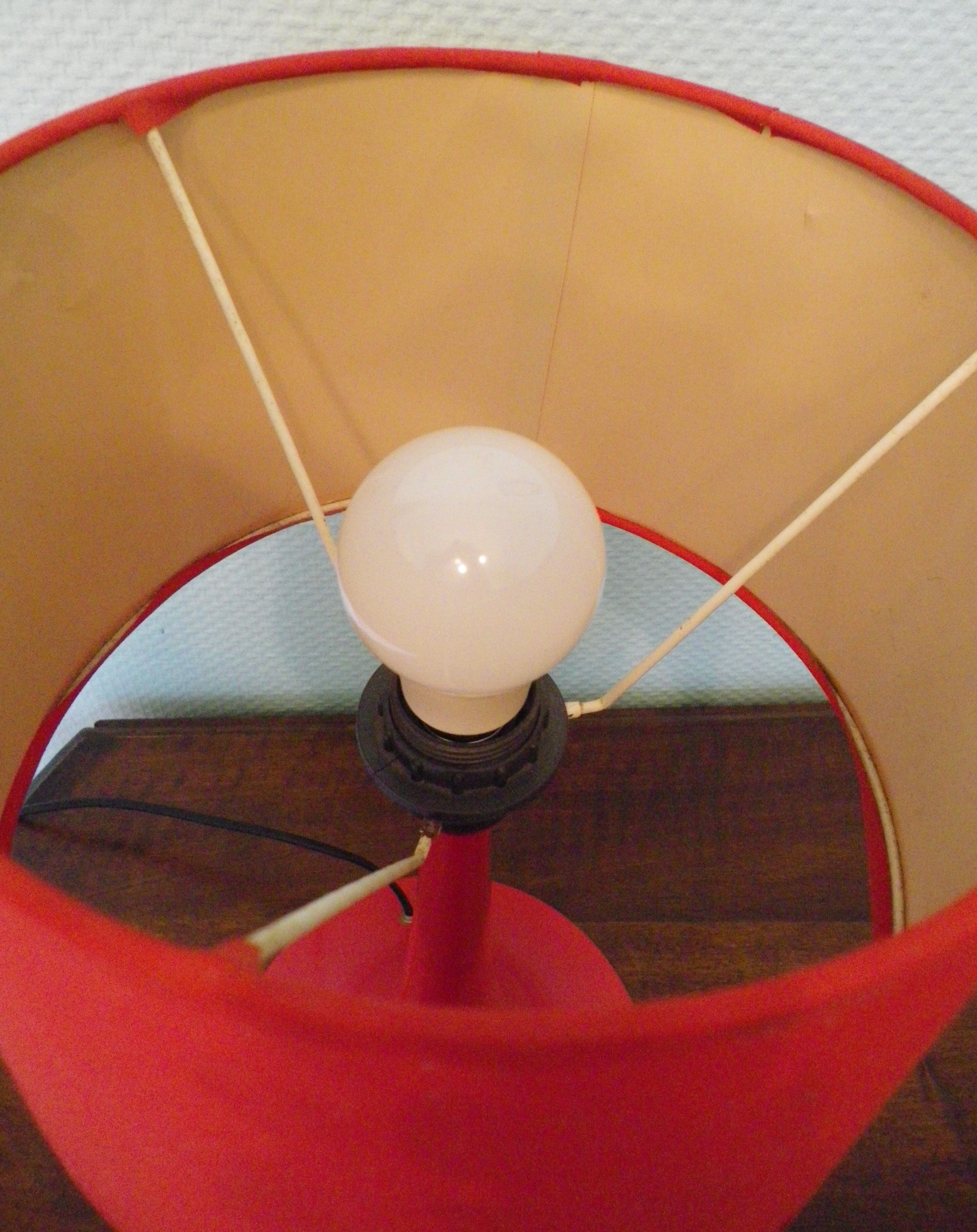 Lampe à poser, pied métal rouge, abat jour rouge, années 70