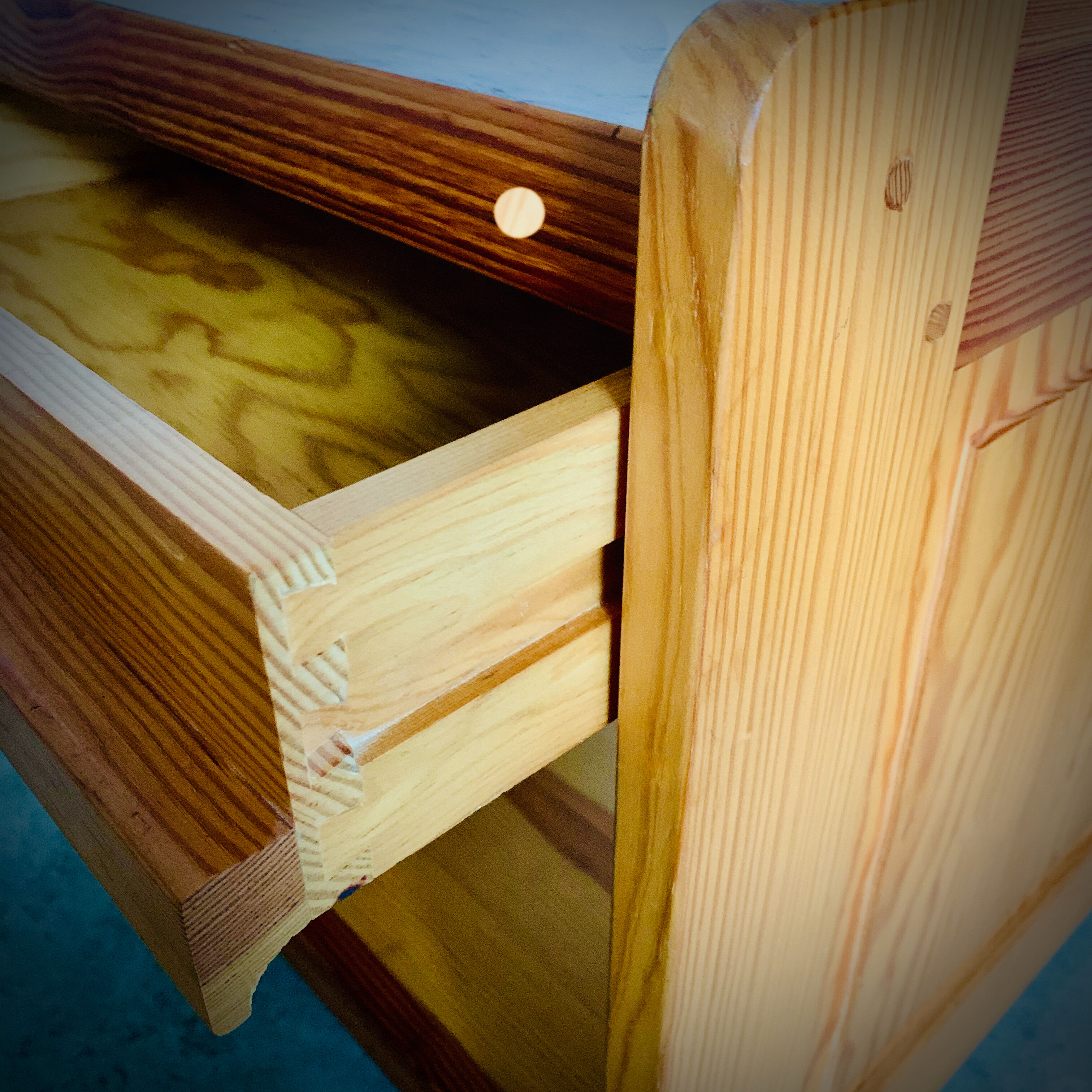 Table de chevet avec tiroir en pin blond massif vernis 1970