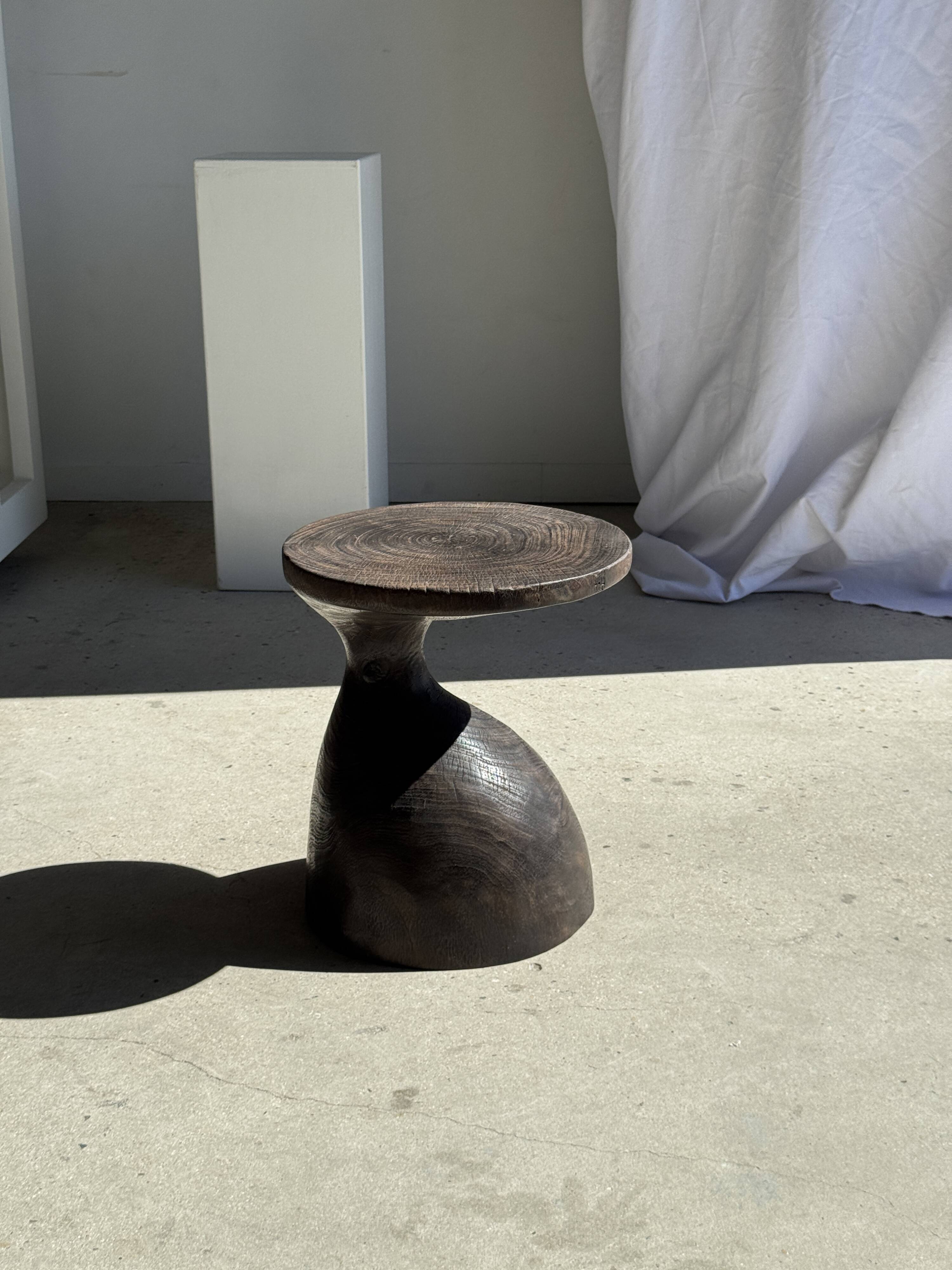 Sexy Neck - Solid wood (monoxyle) brown side table