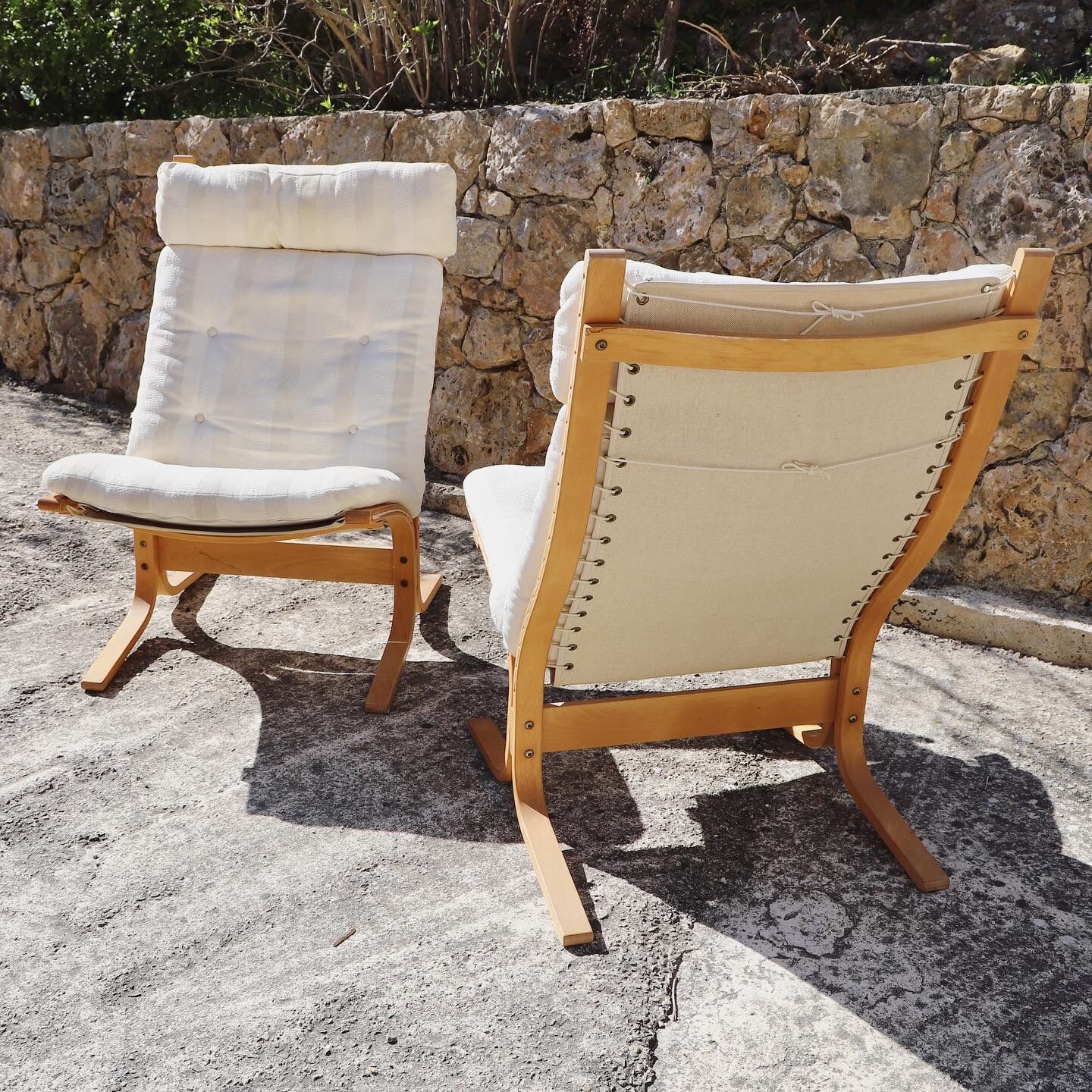 Paire de fauteuils « siesta » d’Ingmar Relling et un repose pied