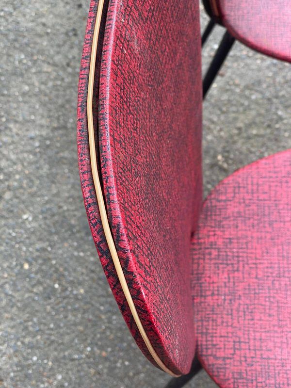 2 chaises pétales cuir skaï rouge bordeaux et métal noir 1950 Sery