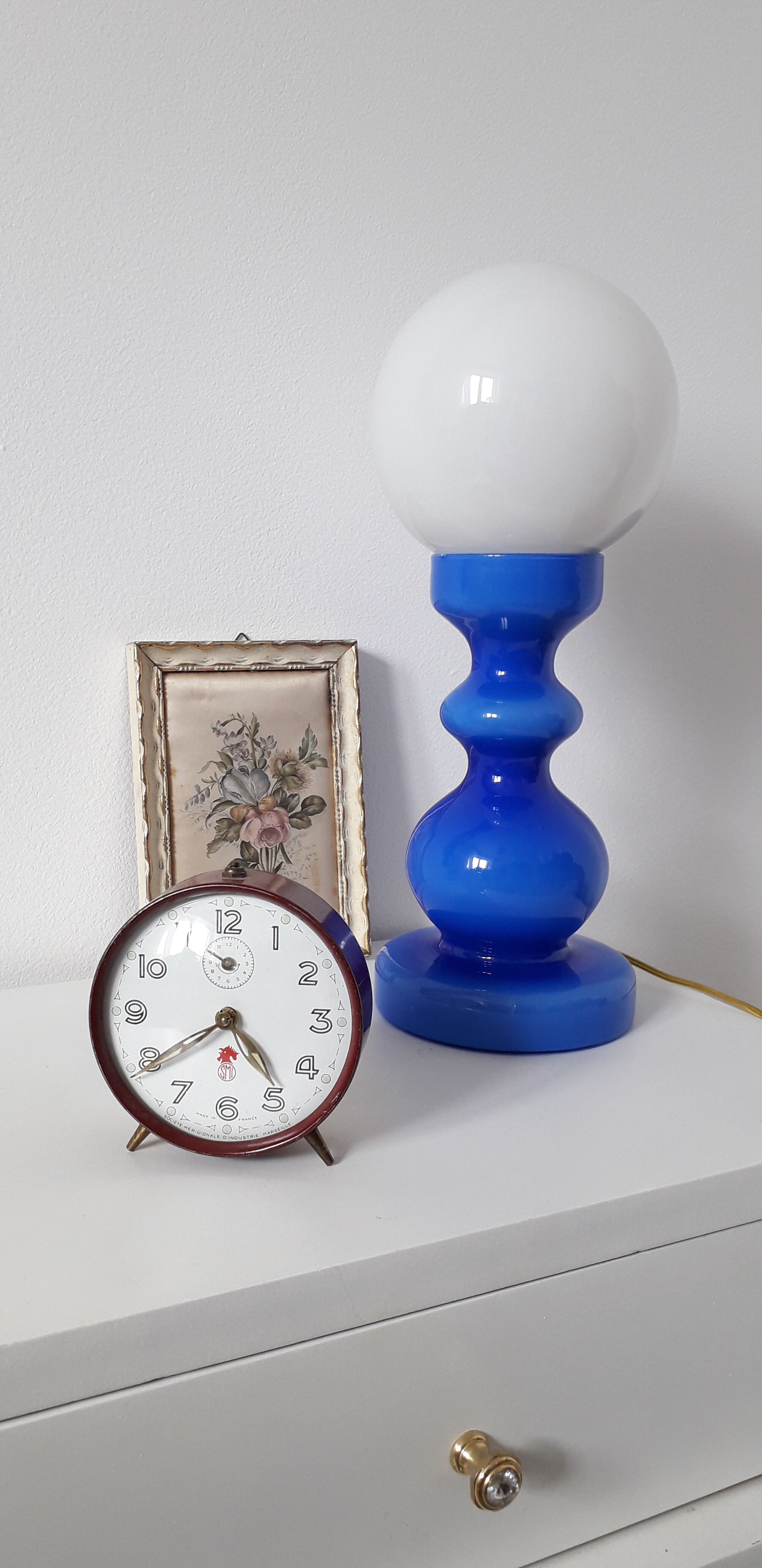 Globe opaline lamp