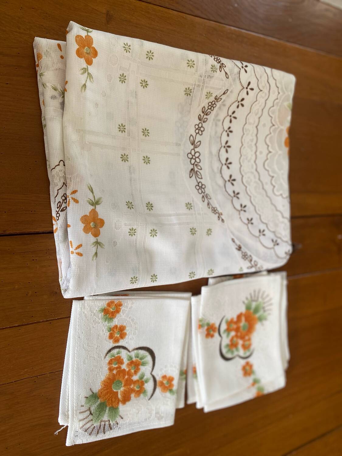 Vintage tablecloth and 6 napkins