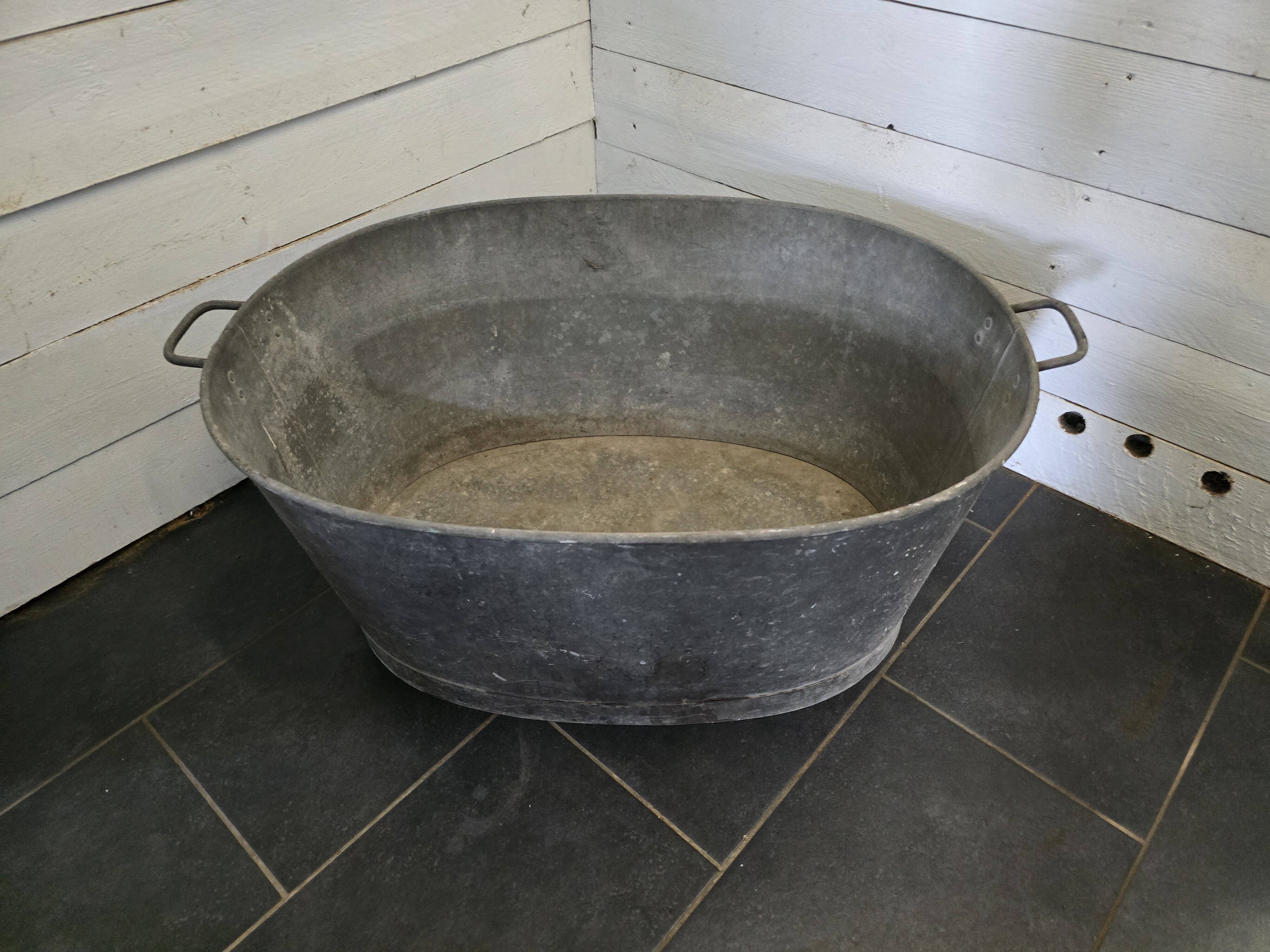 Oval zinc basin or bathtub