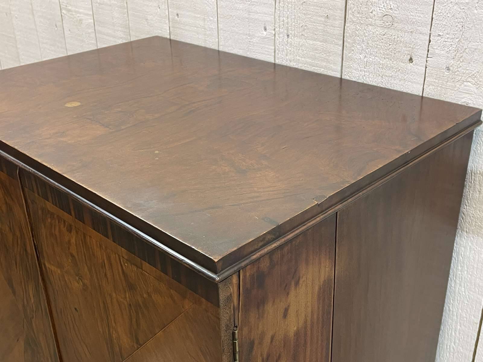 Buffet anglais en noyer des années 1930