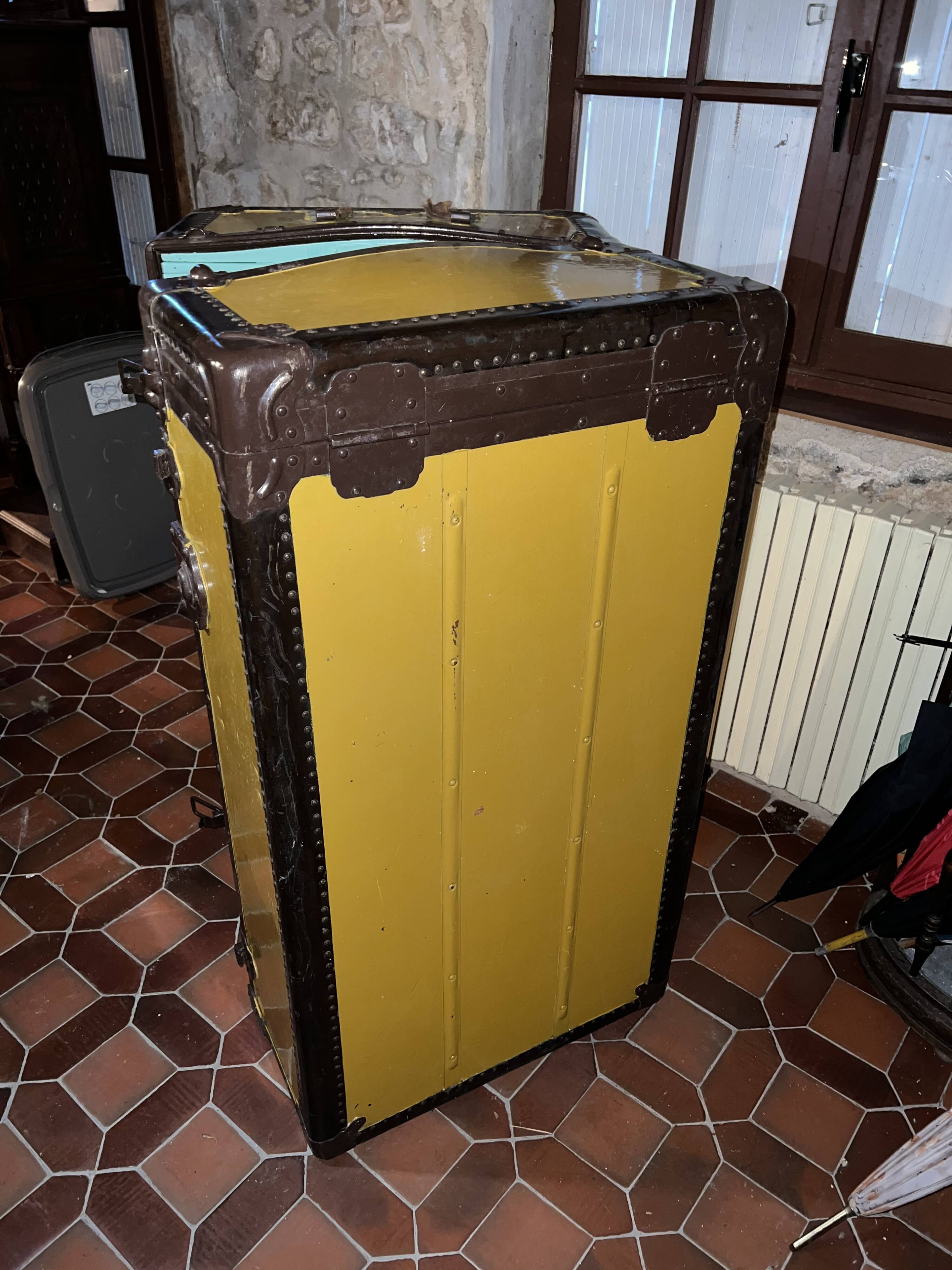 Malle de cabine ancienne avec son intérieur marque Mendel Trunx
