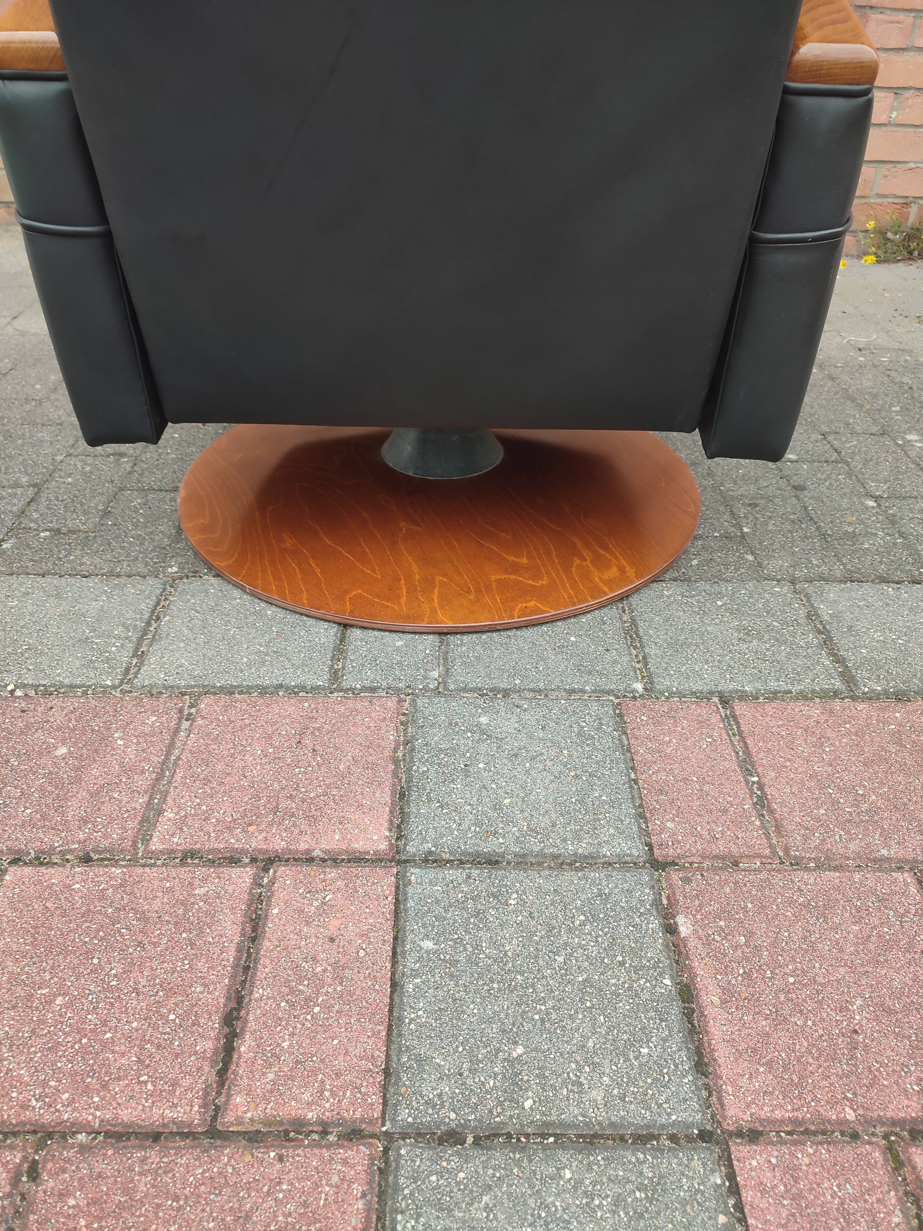 Luxury lusch vintage leather armchair