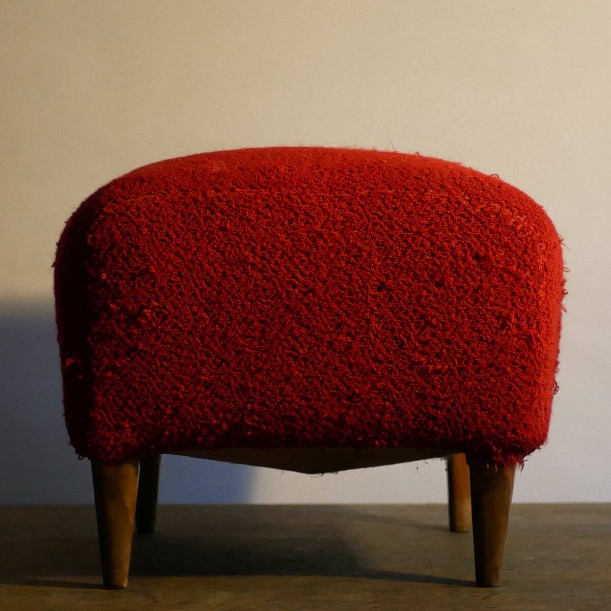 Pouf bouclé rationaliste dans le style de Gio Ponti, Italie, années 40.