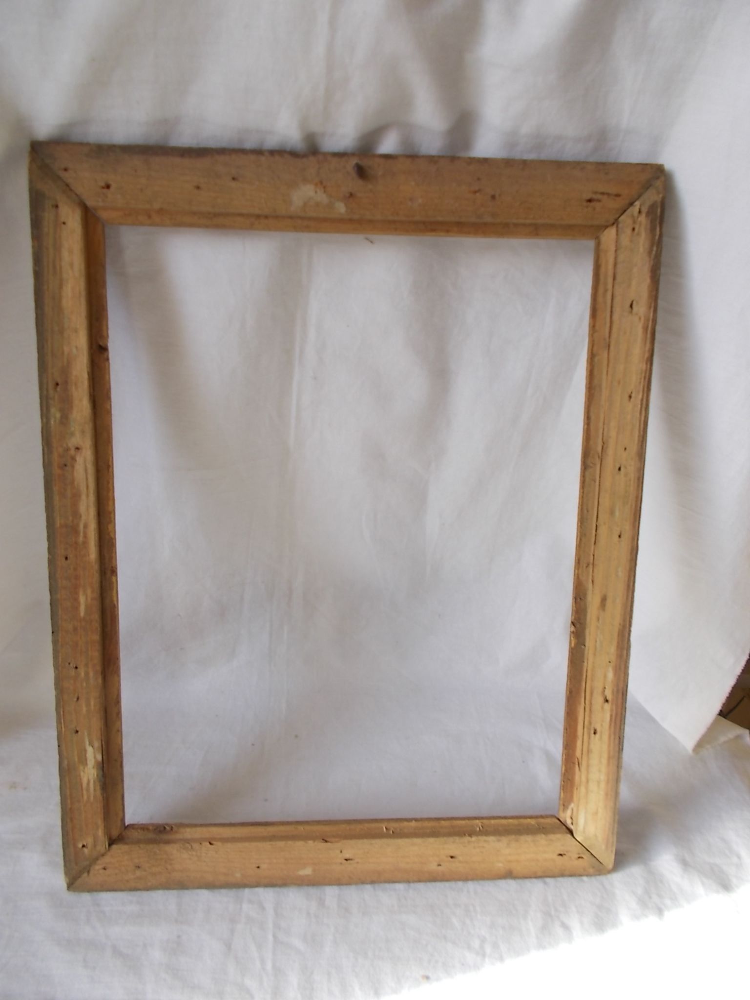 Cadre en bois doré sculpté