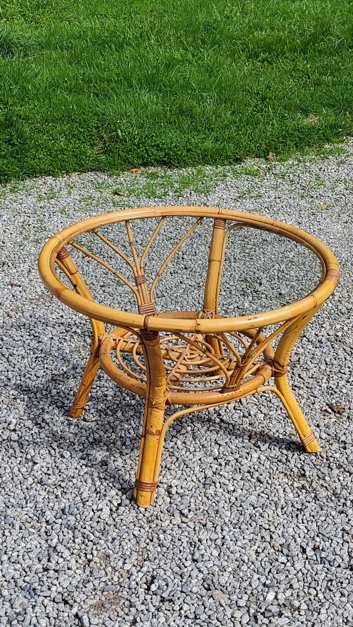 Table basse ronde en rotin plateau en verre des années 70