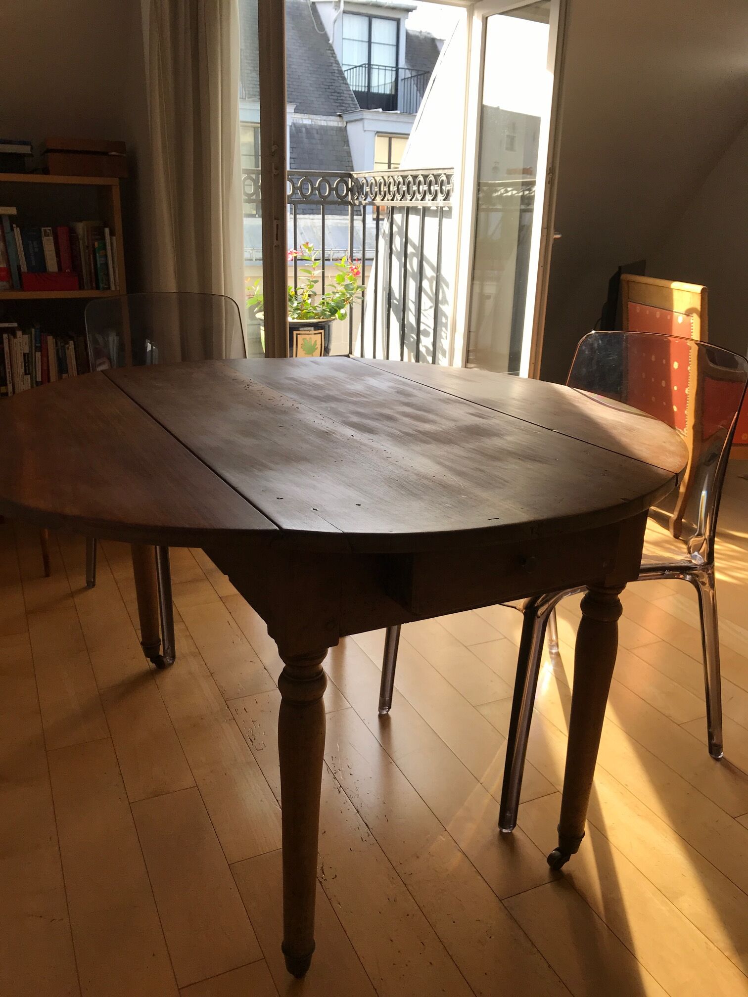 Foldable wooden round table