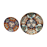 Pair of large Chinese porcelain dishes in Imari style, 20th century.