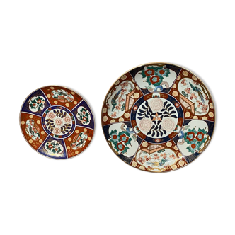 Pair of large Chinese porcelain dishes in Imari style, 20th century.
