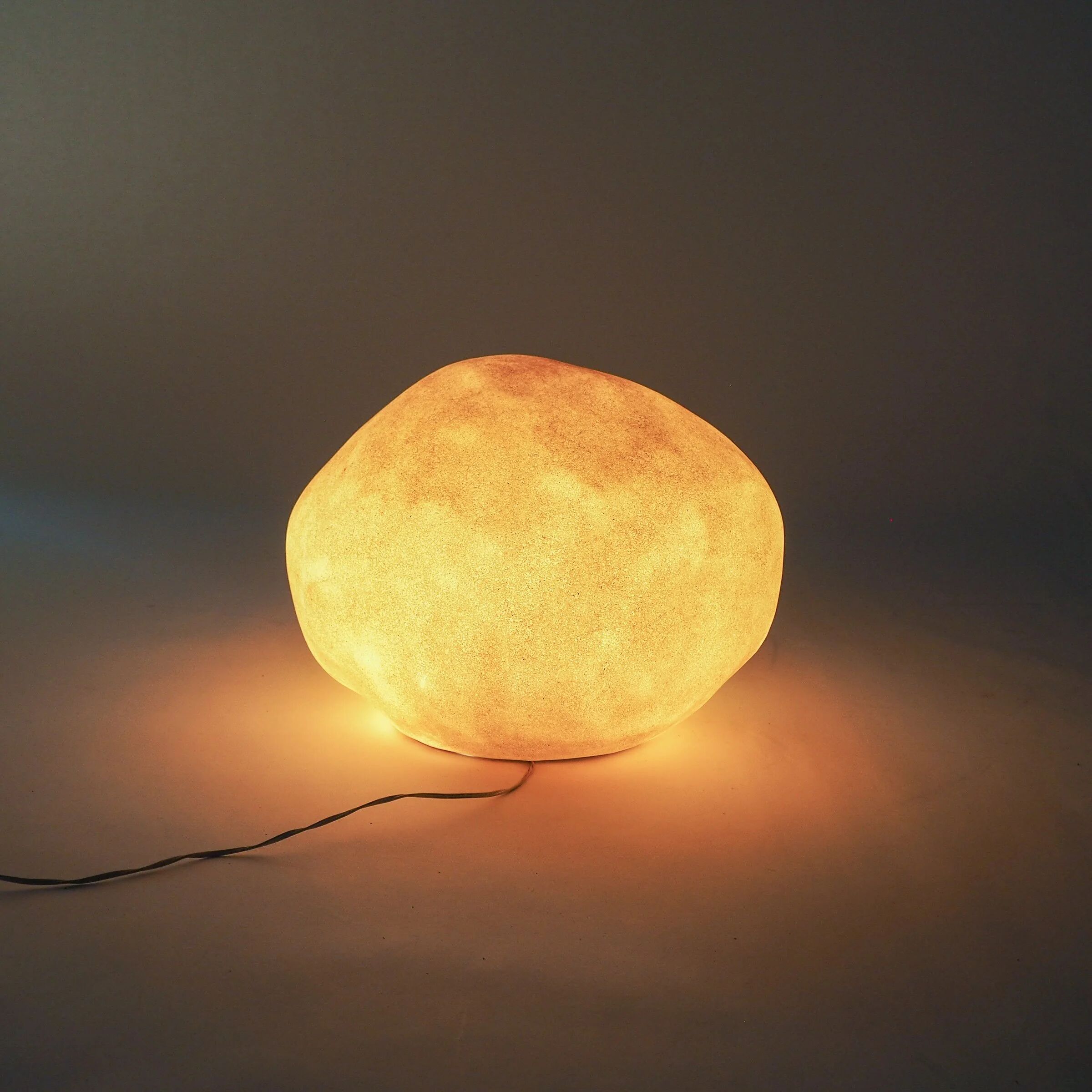 Lampe en pierre lunaire Dora par André Cazenave