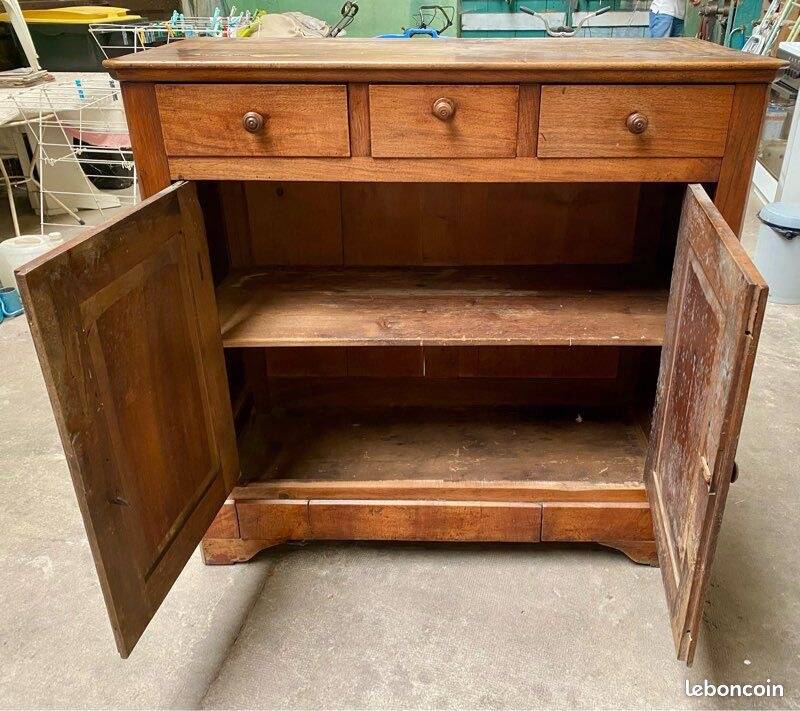 Wooden chest of drawers