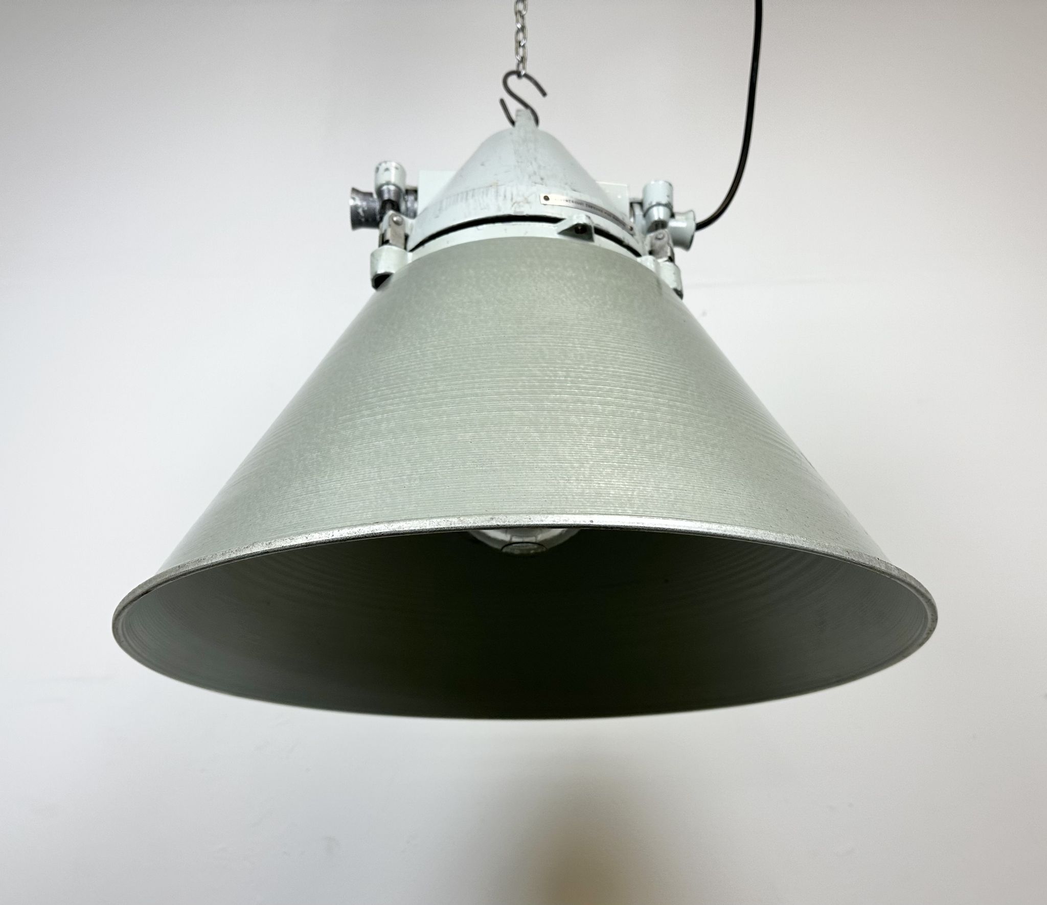 Lampe antidéflagrante industrielle avec abat-jour en aluminium d’Elektrosvit, années 1970