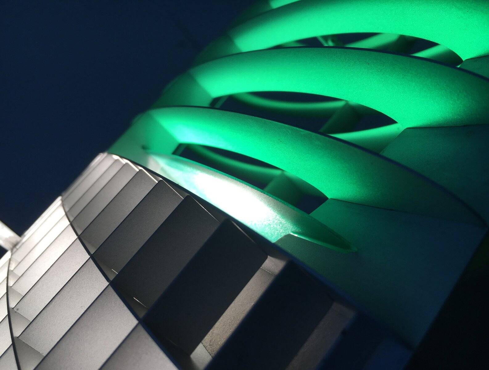 Titania Terra floor lamp, postmodern Italian design by Alberto Meda and Paolo Rizzatto for Luceplan.