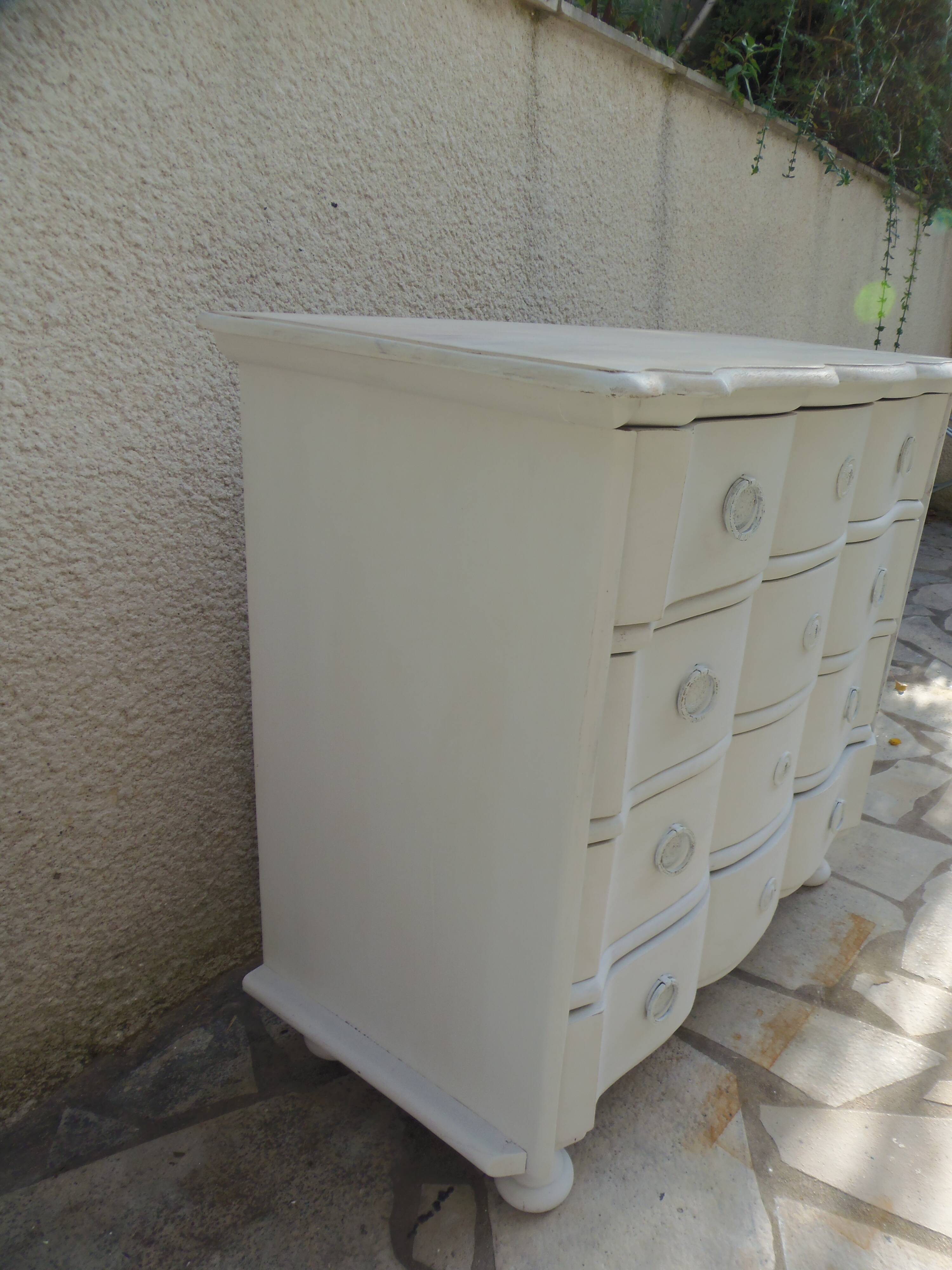 Commode arbalète de belle facture sublimée en gris perle, plateau blanchi.
