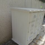 Commode arbalète de belle facture sublimée en gris perle, plateau blanchi.