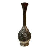Vase en étain décor fleurs. Signé A. Thévenin