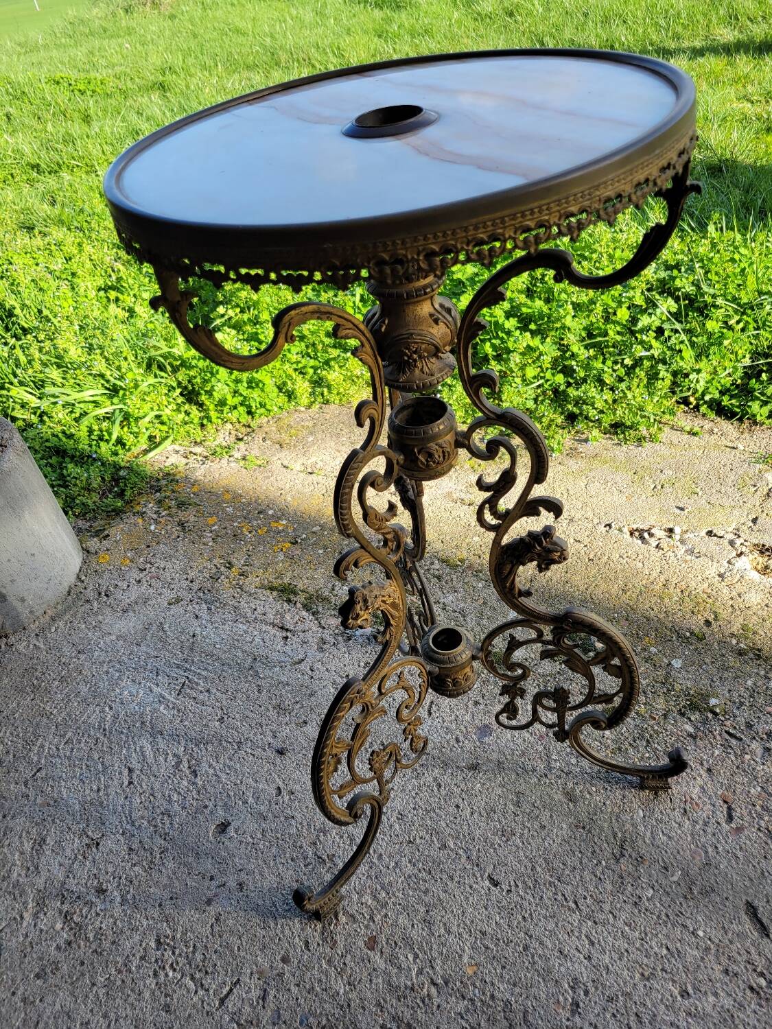 Round table in marble and gilded bronze