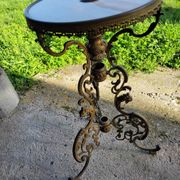 Table ronde en marbre et bronze doré
