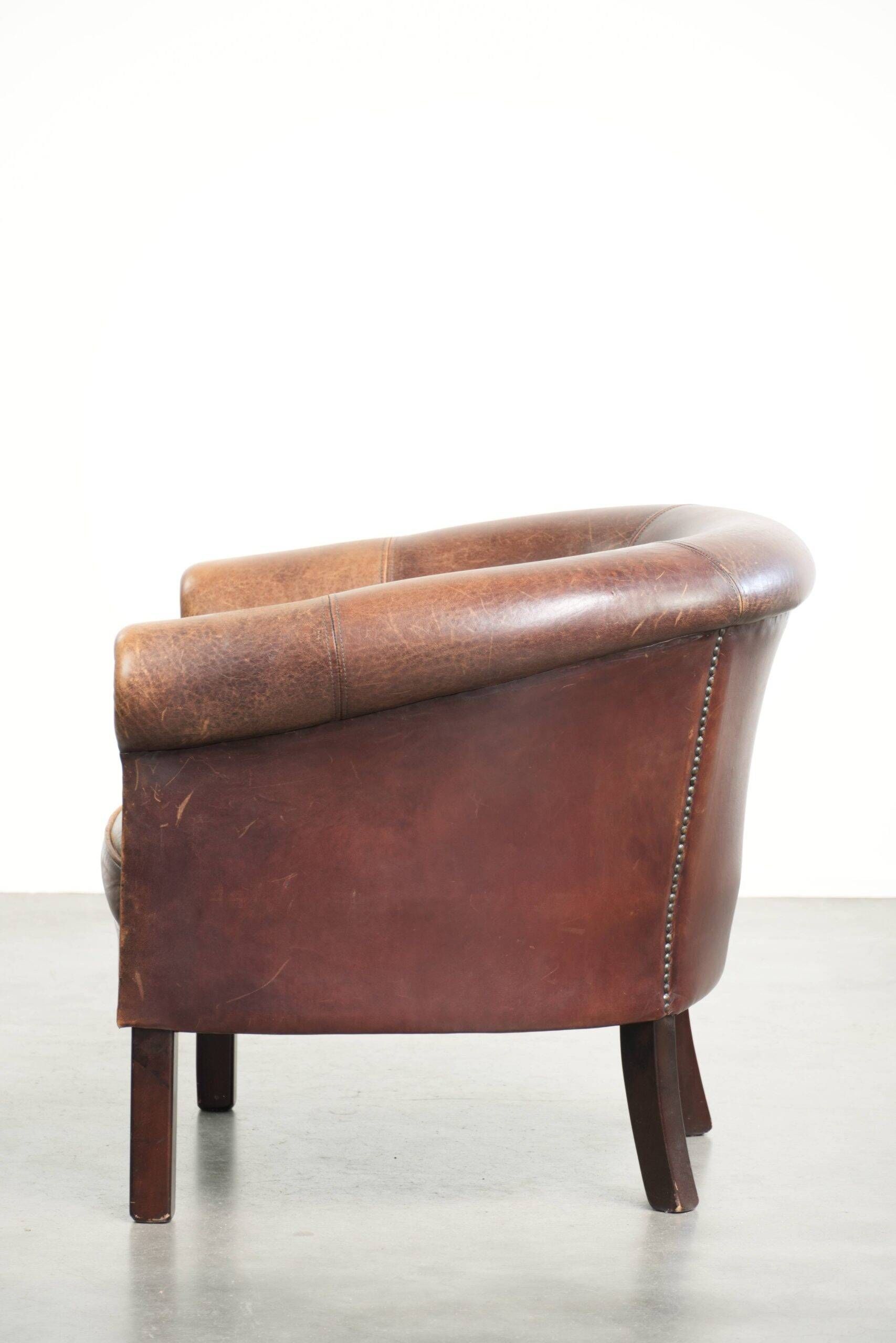 Sheepskin club armchair with patina in a subtle size and a vintage look