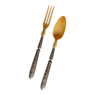 Salad servers