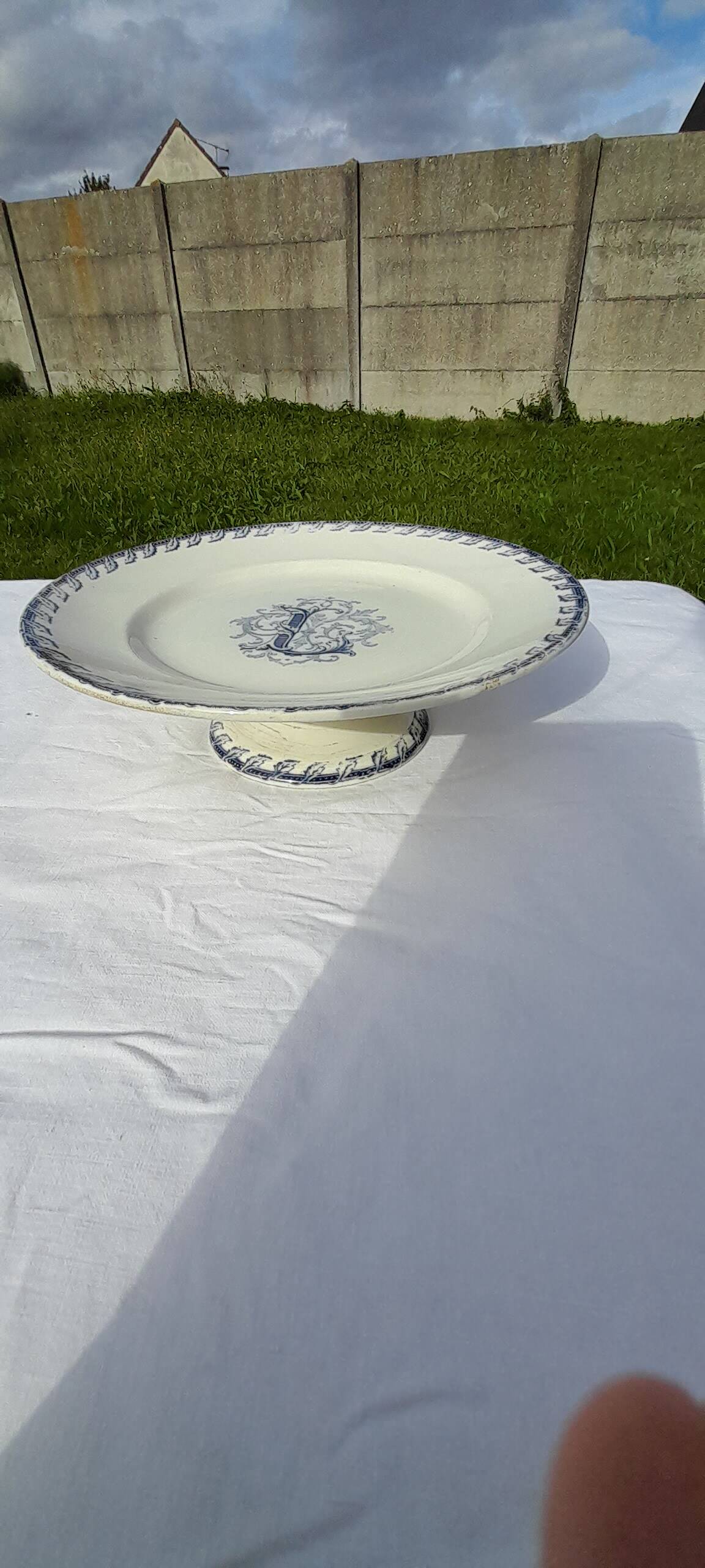 Dish on earthenware pedestal by KG Lunéville monogram L diam. 22 cm