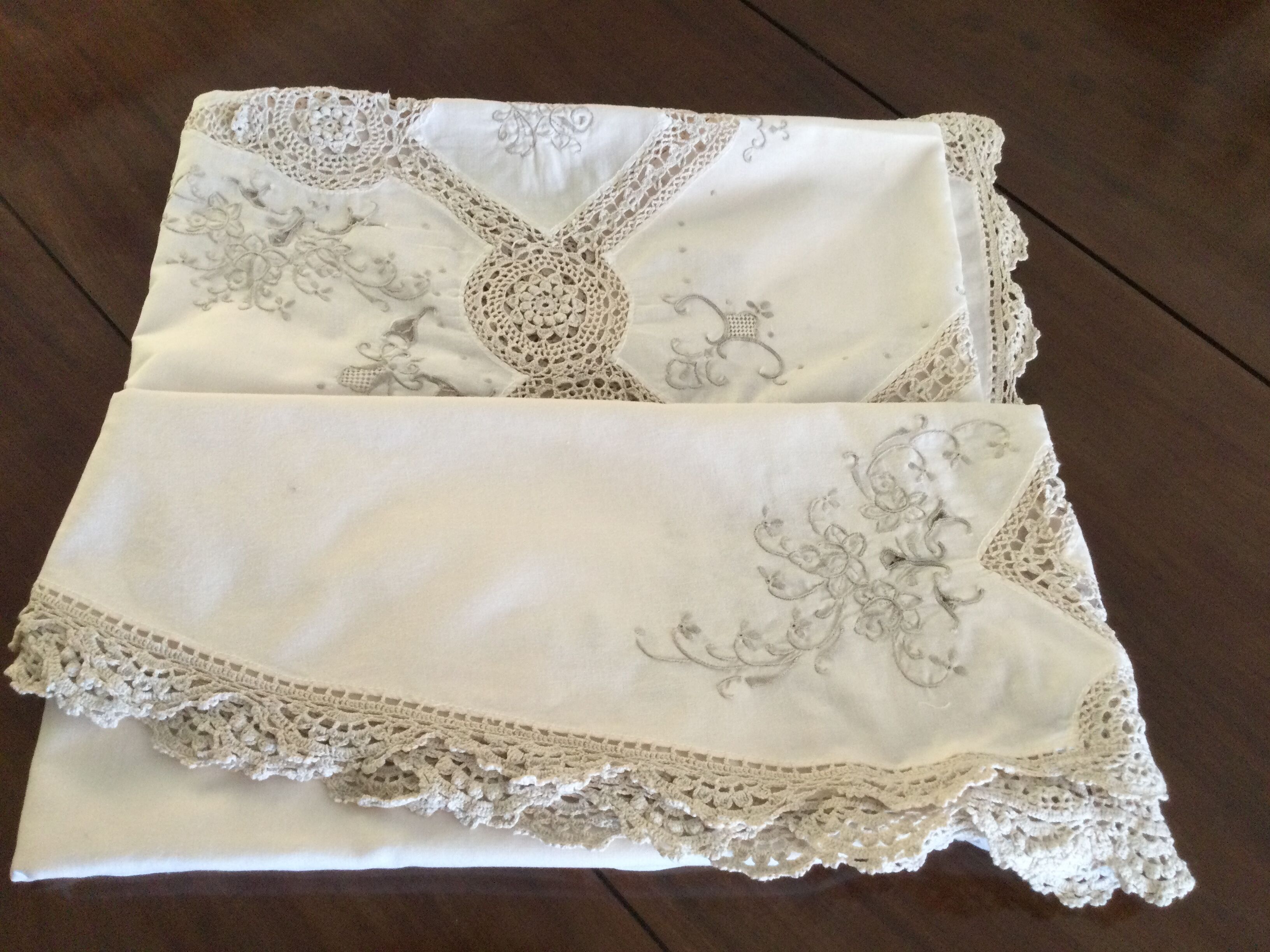 Vintage round cotton tablecloth and crocheted
