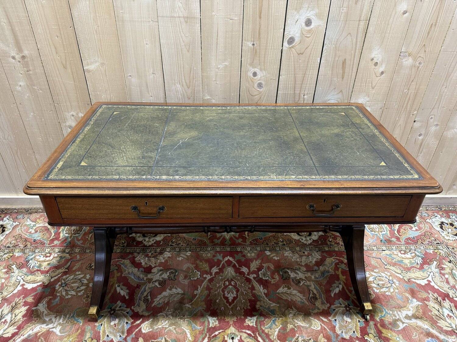 English-style flat desk in mahogany.