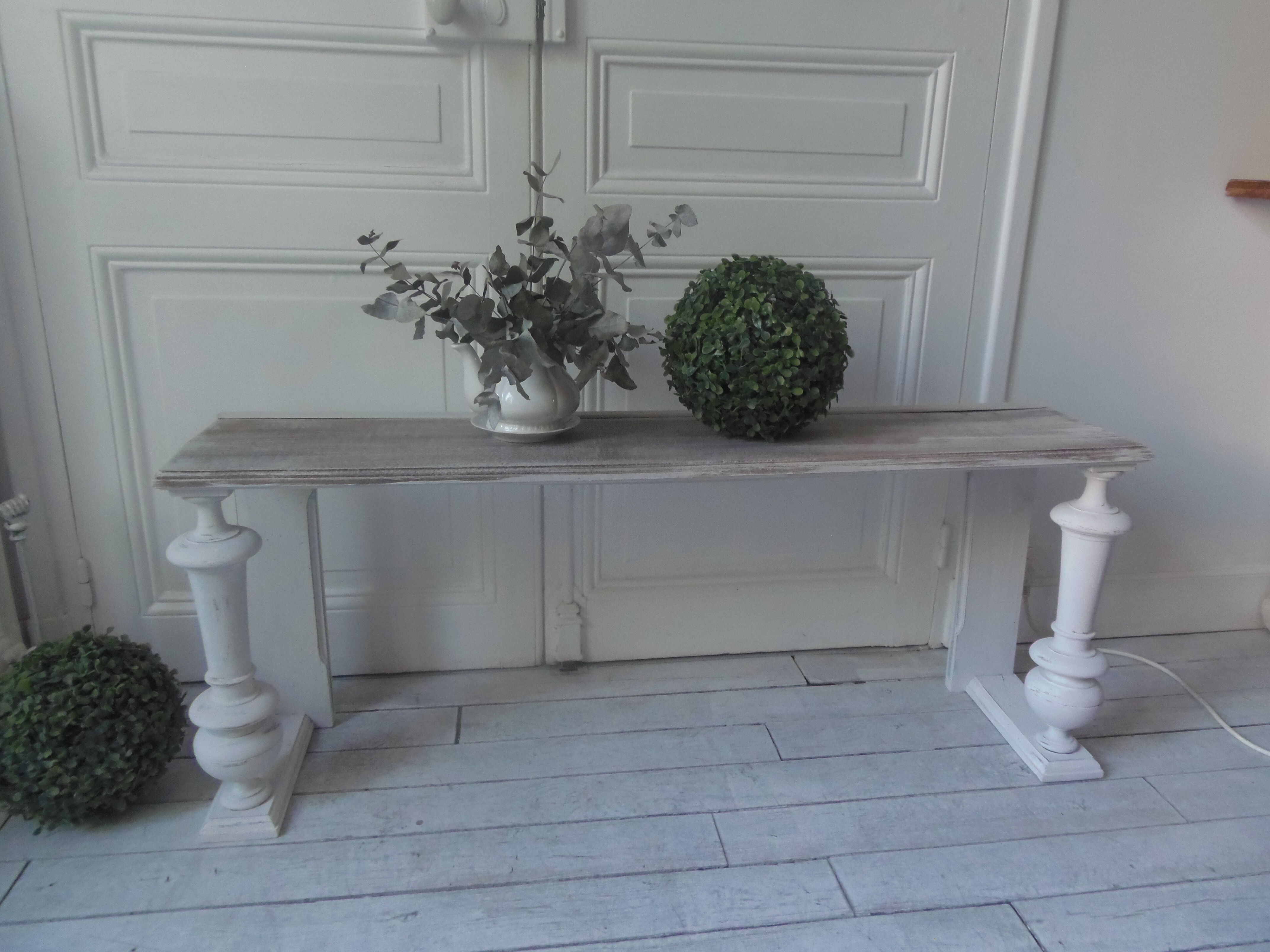 Bench, bed end on pearl grey patinated wheels, powder white, bleached wood seat