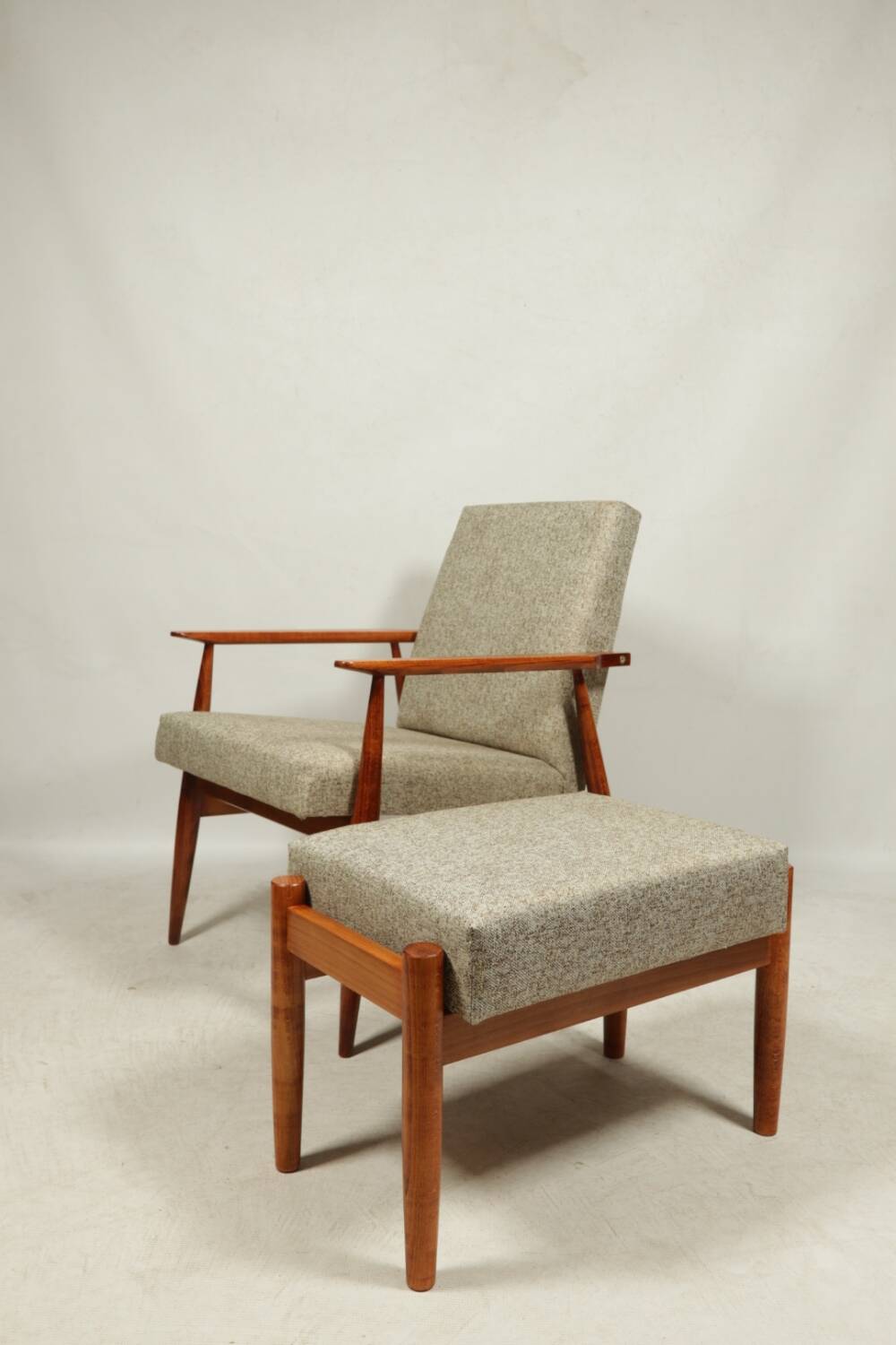Scandinavian armchair and footrest granola beige concluded by H.Lis 300-190