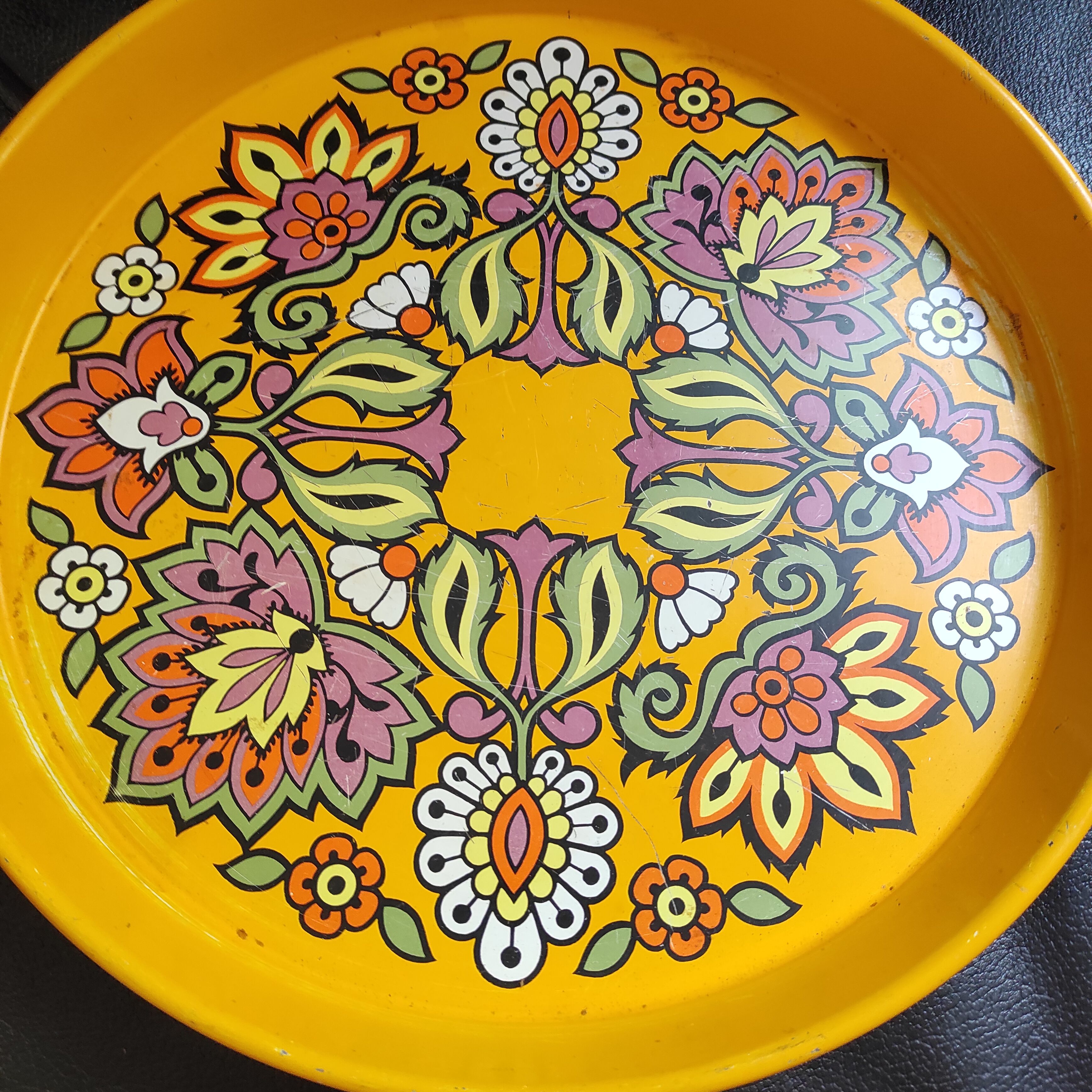 Plateau rond en métal vintage seventies jaune de 30 cm de diamètre