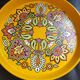Plateau rond en métal vintage seventies jaune de 30 cm de diamètre