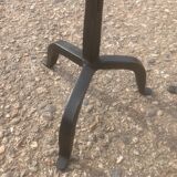 Paire de bougeoirs sur pied en fer forgé
