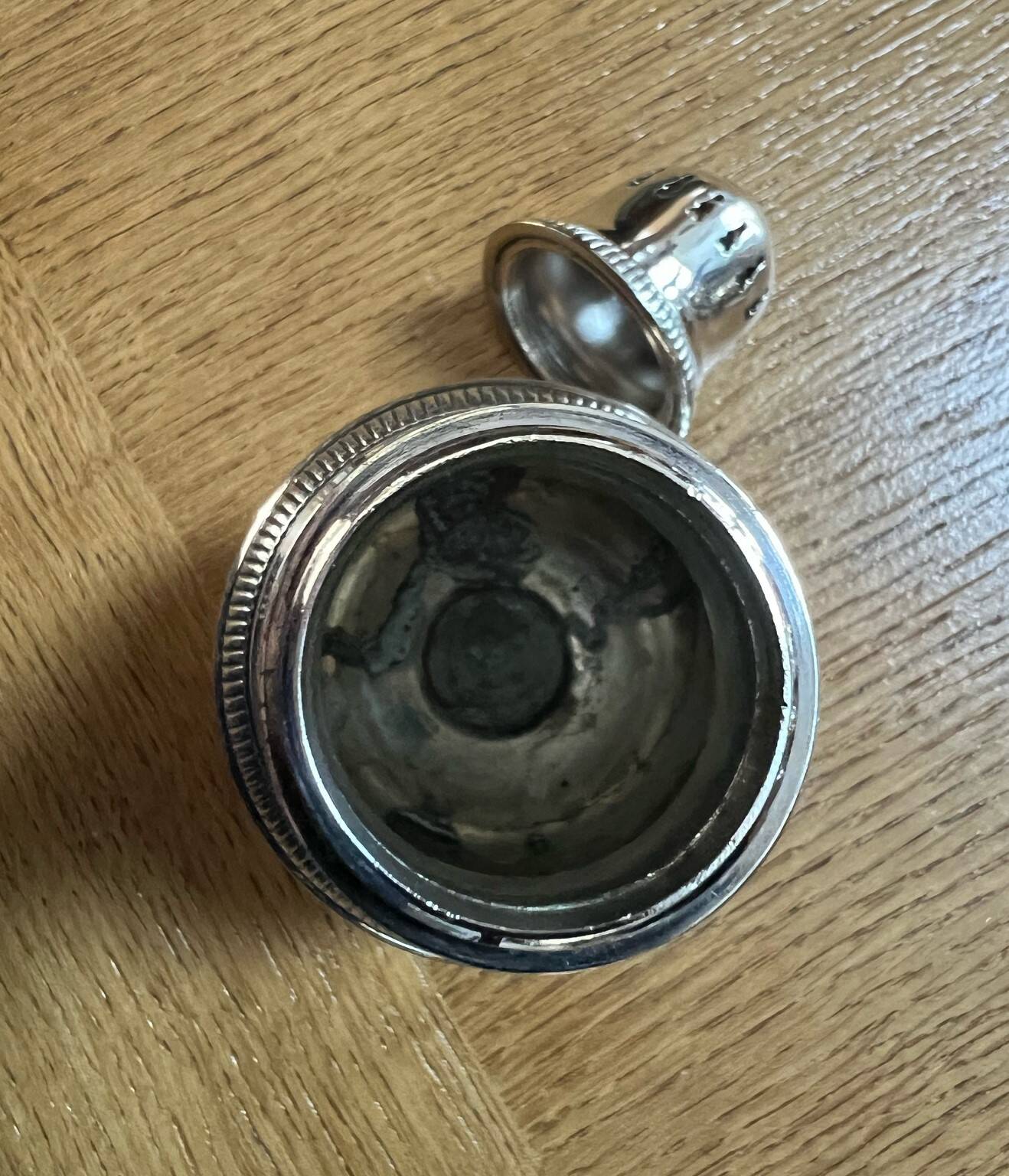 Baluster-shaped sprinkler with gadroons in silver-plated metal with 2 punches