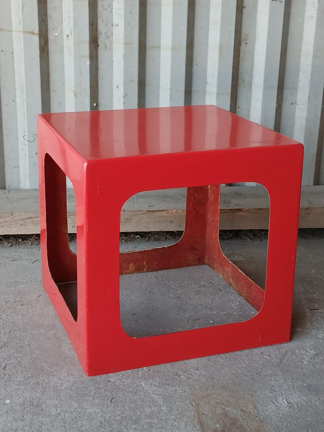 Cube side table in fibreglass