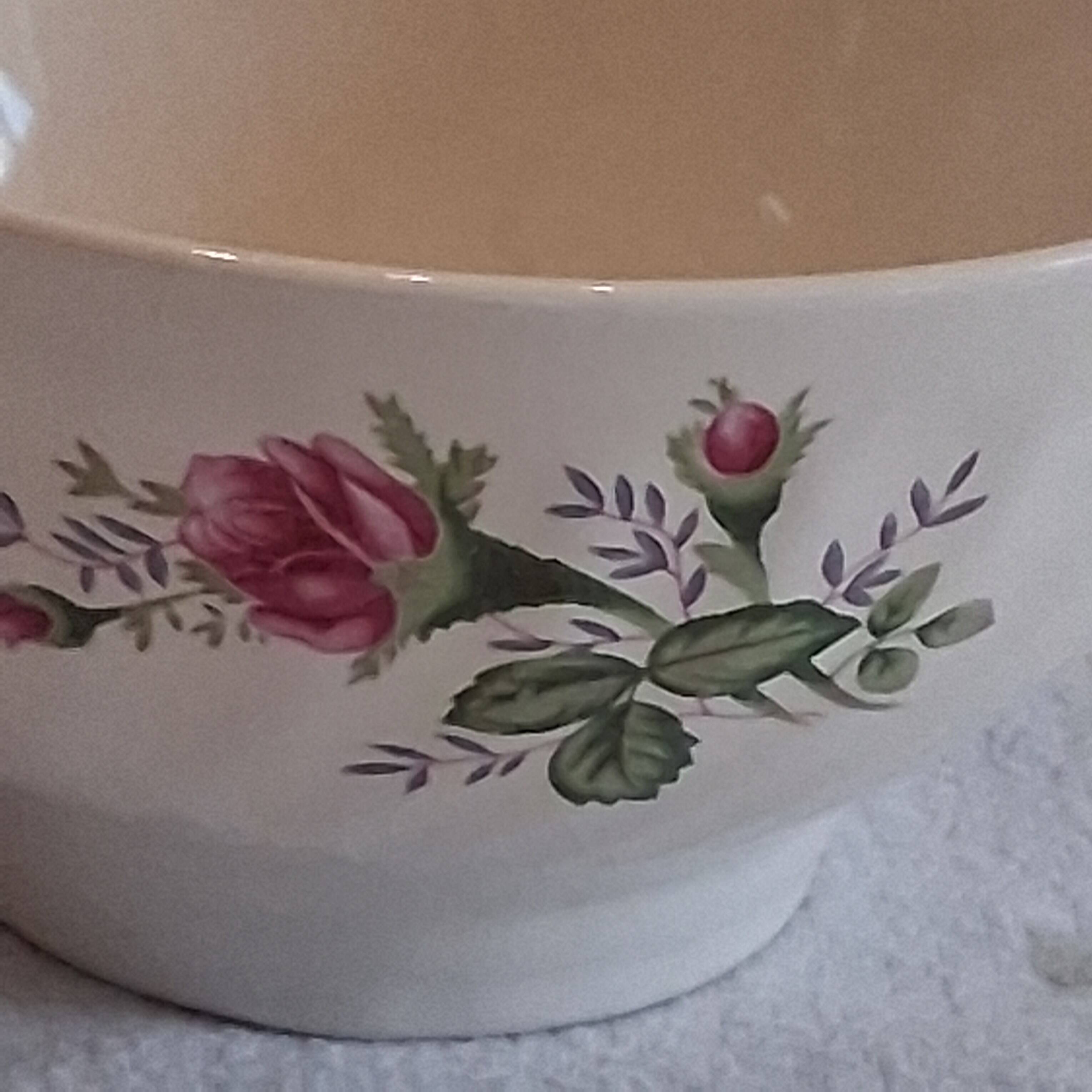 Very nice porcelain bowl in good condition.