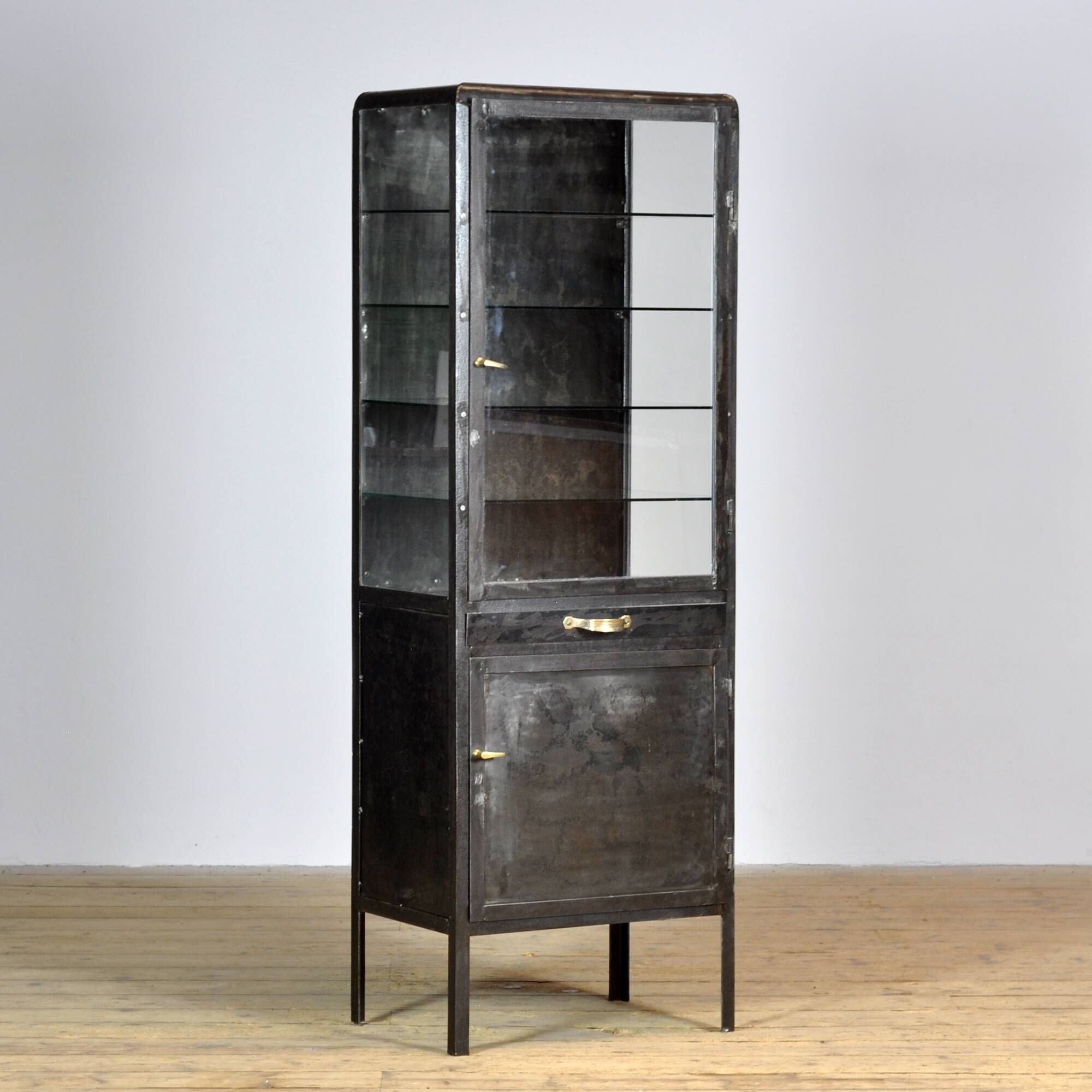 Cabinet de médecine en fer poli, années 1950