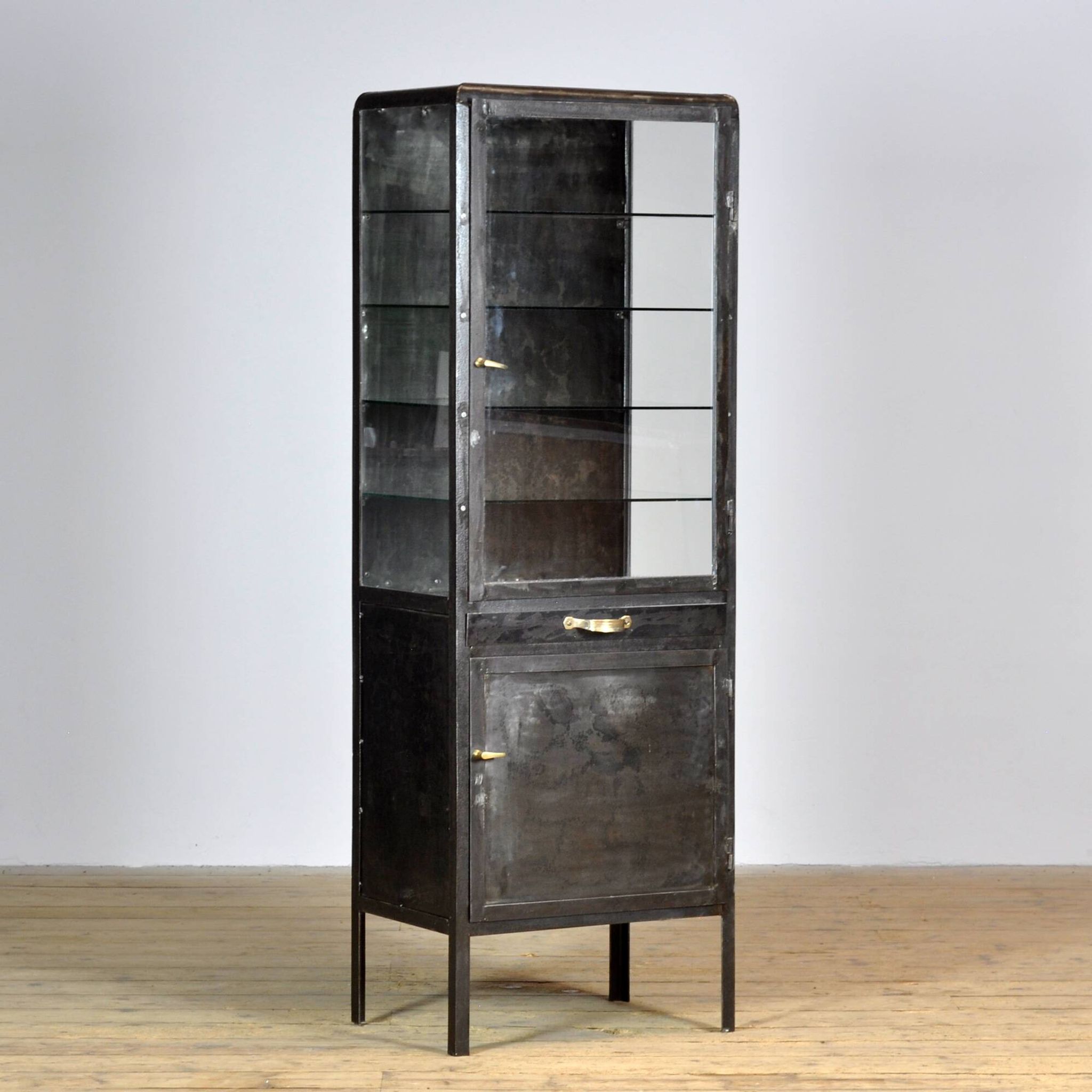 Cabinet de médecine en fer poli, années 1950