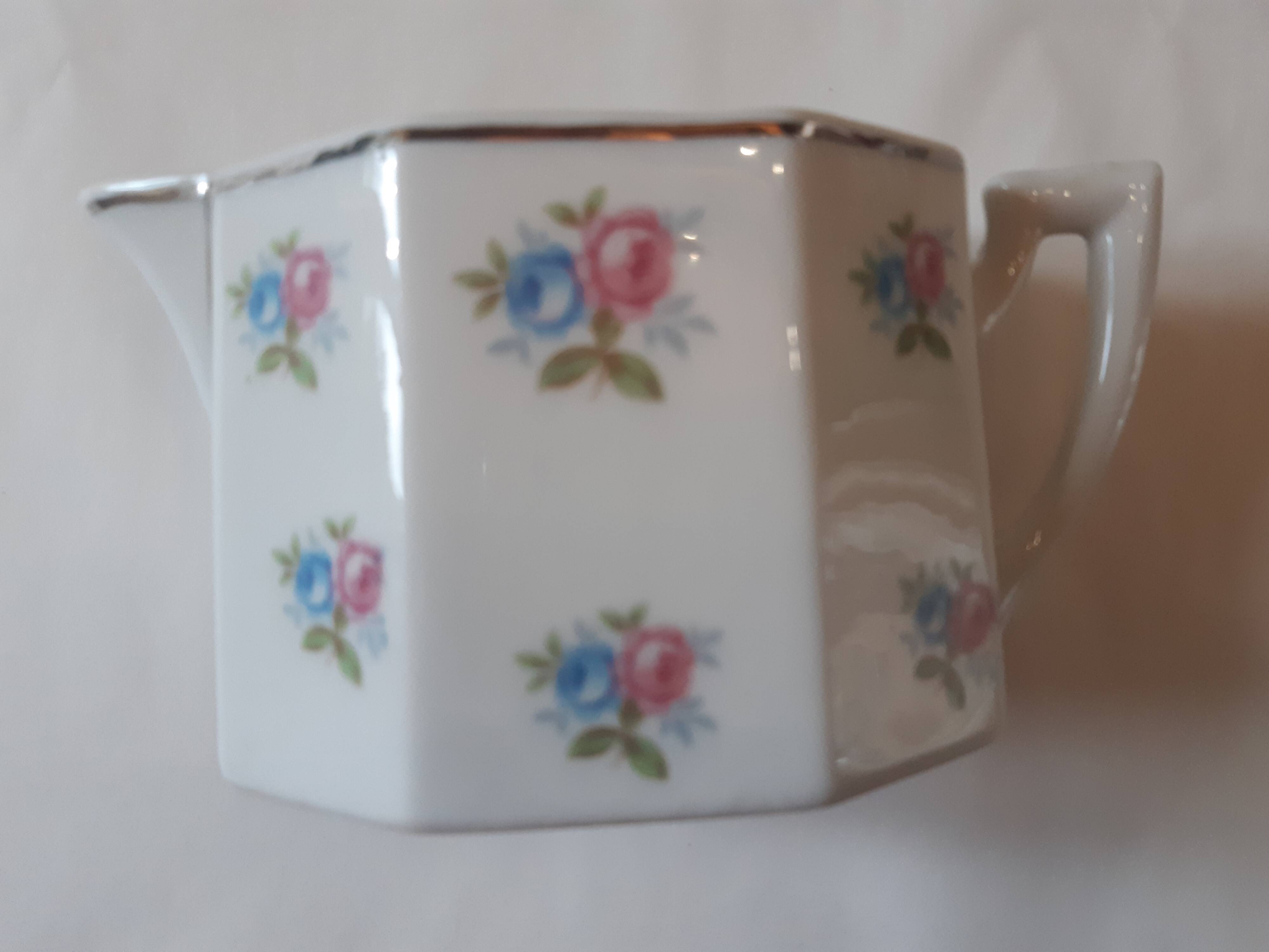 Pot à lait vintage au décor rose et bleu en porcelaine de Limoges signé.