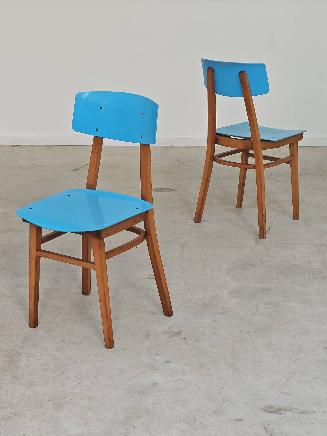 Pair of wooden and plastic chairs Ton Bystrice Thonet
